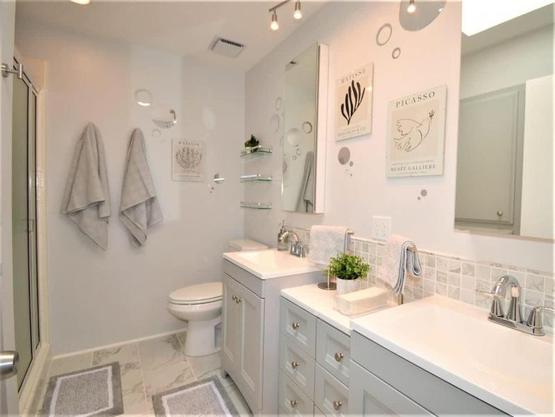 Midtown Mid-Century Hideaway - image 21