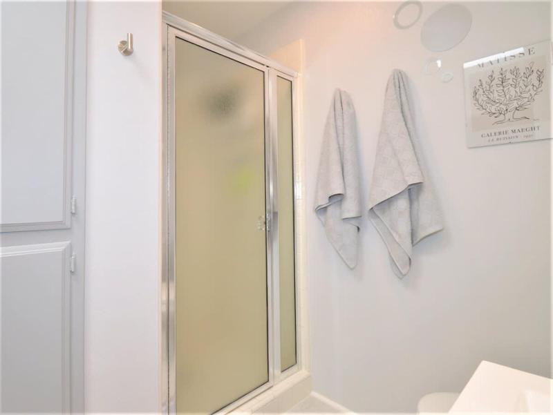 Midtown Mid-Century Hideaway - image 12