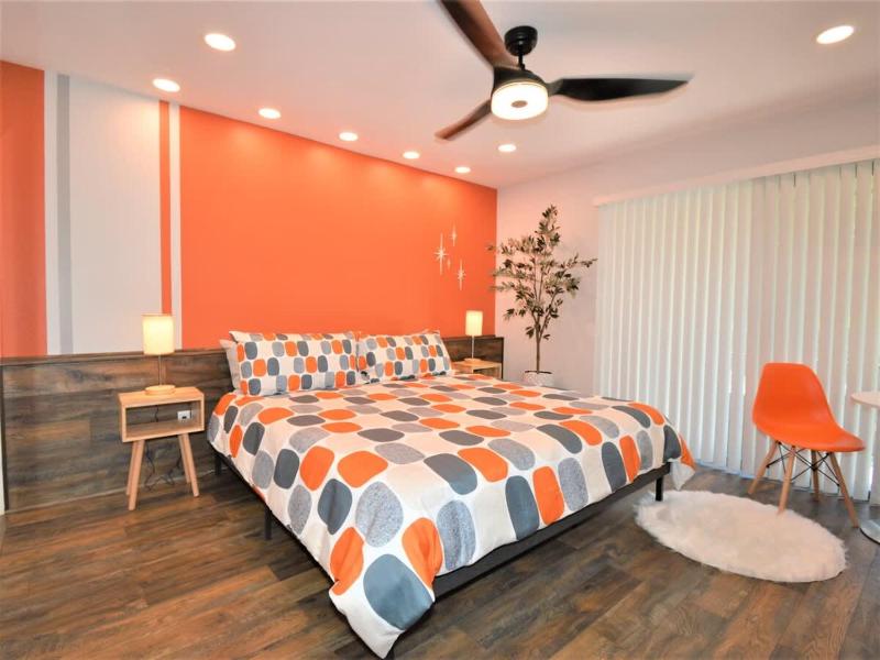 Midtown Mid-Century Hideaway - image 19