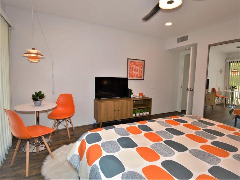 Midtown Mid-Century Hideaway - image 17