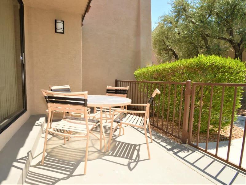 Midtown Mid-Century Hideaway - image 16