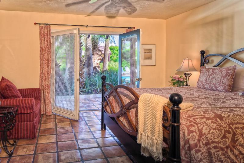 Standard King Room image 3