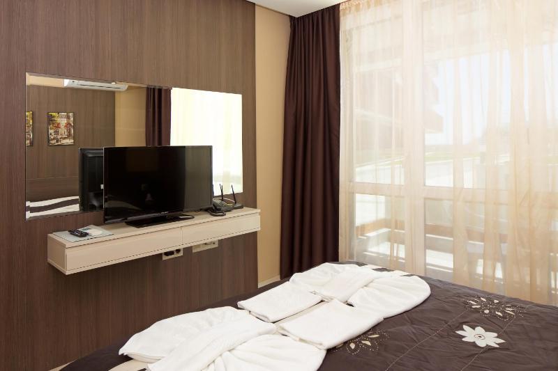 Standard King Room image 3