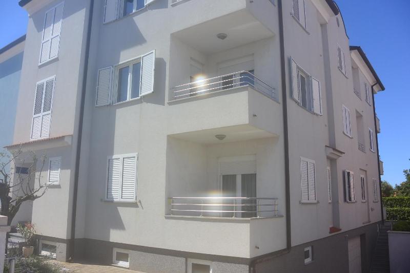 One-Bedroom Apartment image 3