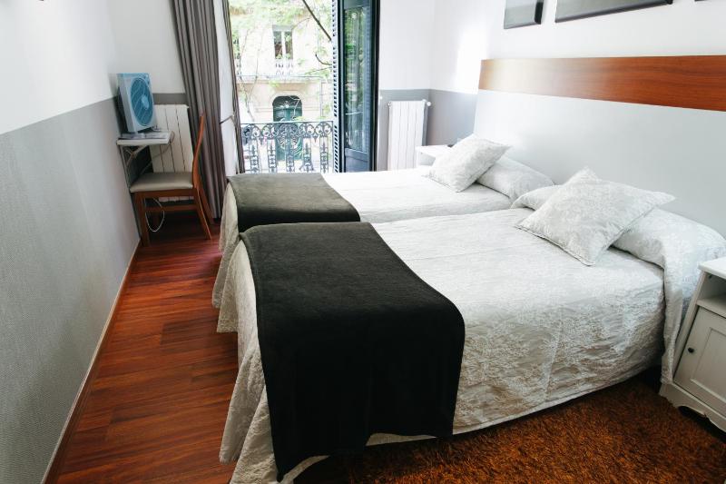 Double or Twin Room with City View image 4