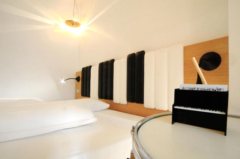 Family Room (2 Adults + 2 Children) image 2