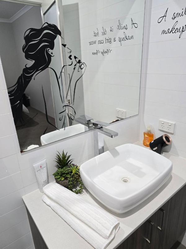 Stylish 2-Bedroom Apartment in Maddington 15 Minutes from Perth Airport - image 15