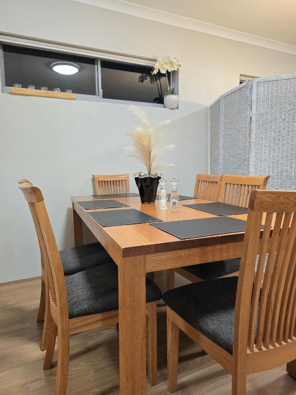 Stylish 2-Bedroom Apartment in Maddington 15 Minutes from Perth Airport - image 4