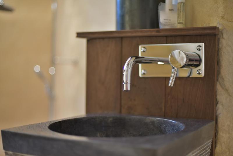 Deluxe Double Room with Bath image 3