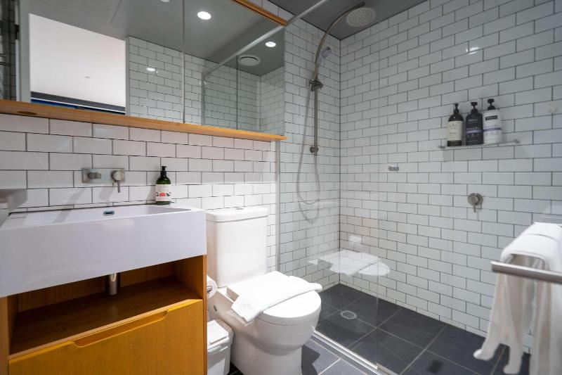 High-Rise CBD Apt L50 Luxe City Views and Free Parking - image 7
