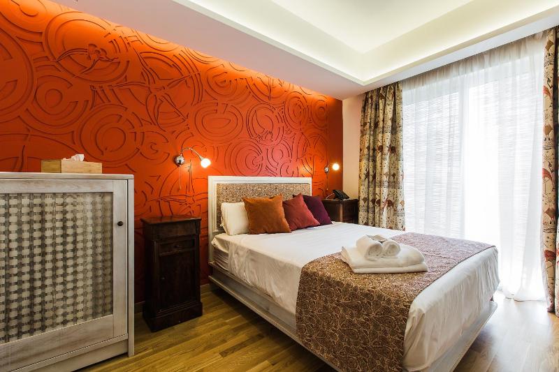 Superior Double Room with Balcony image 4