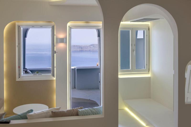Ground Floor Suite with Outdoor Hot Tub and Caldera View image 4