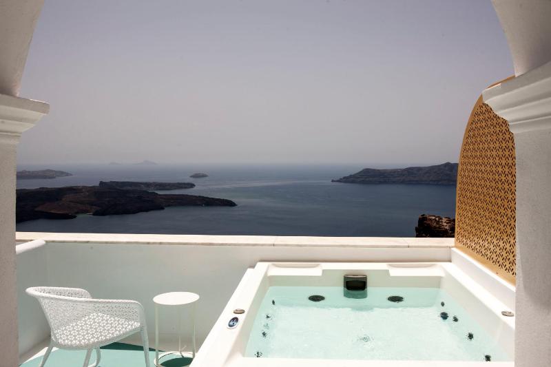 Upper Floor Suite with Outdoor Hot Tub and Caldera View image 4
