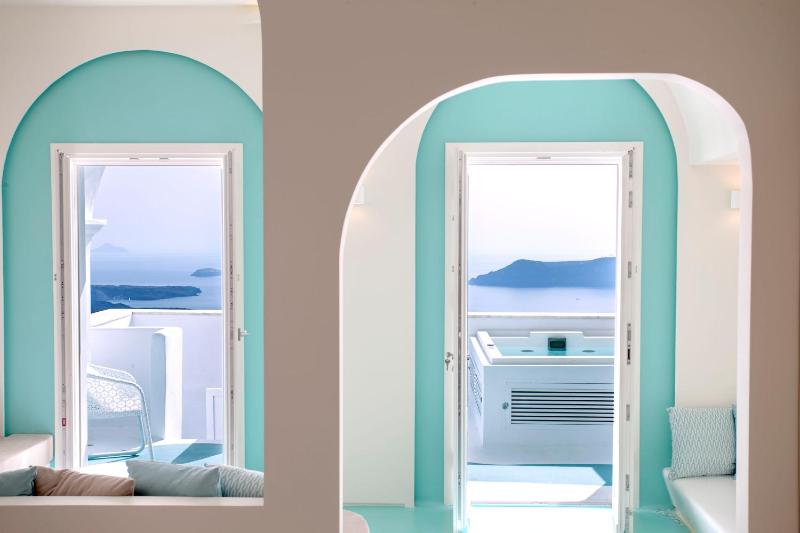 Upper Floor Suite with Outdoor Hot Tub and Caldera View image 3