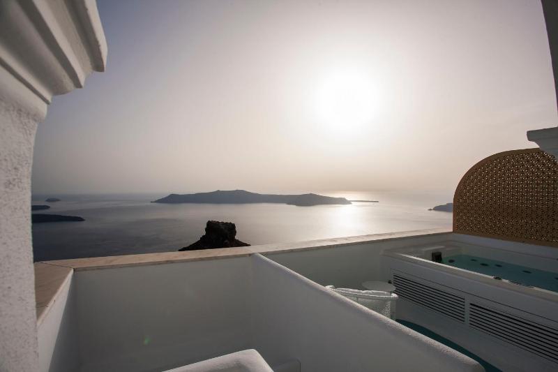Upper Floor Suite with Outdoor Hot Tub and Caldera View image 2