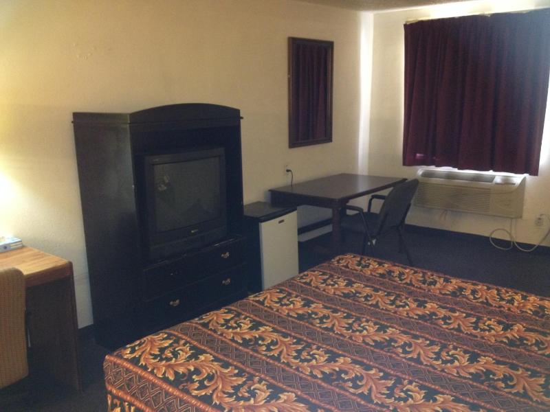 Queen Room with Two Queen Beds - Smoking image 3