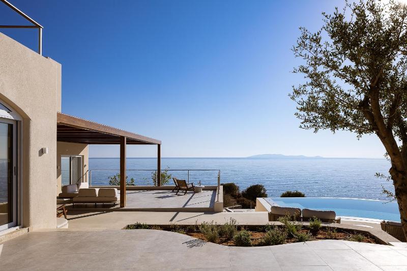 In Blue Villa Sea View Reverie with a Secluded Beach by etouri - image 10