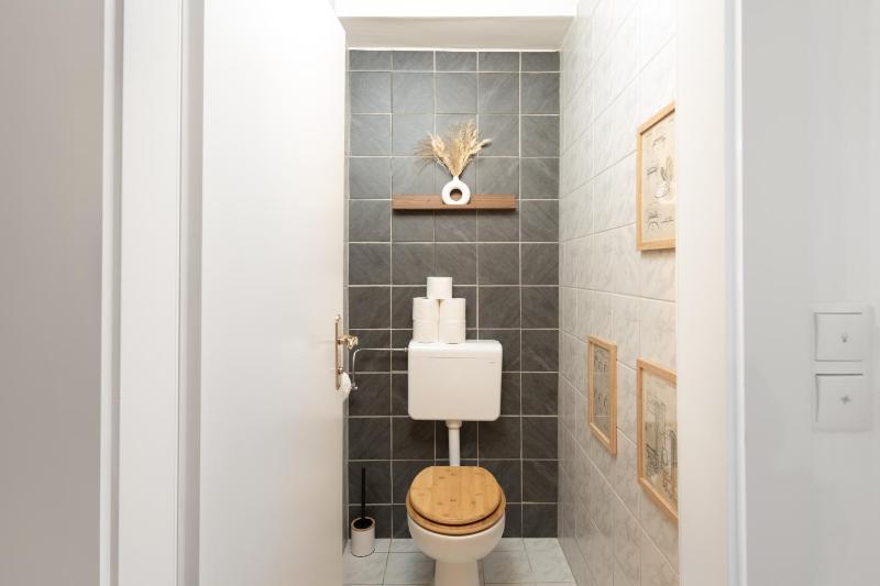 Altstadt Suite Jakominiplatz - 2BR Lift & Free Parking by HERO HOMES Graz - image 10