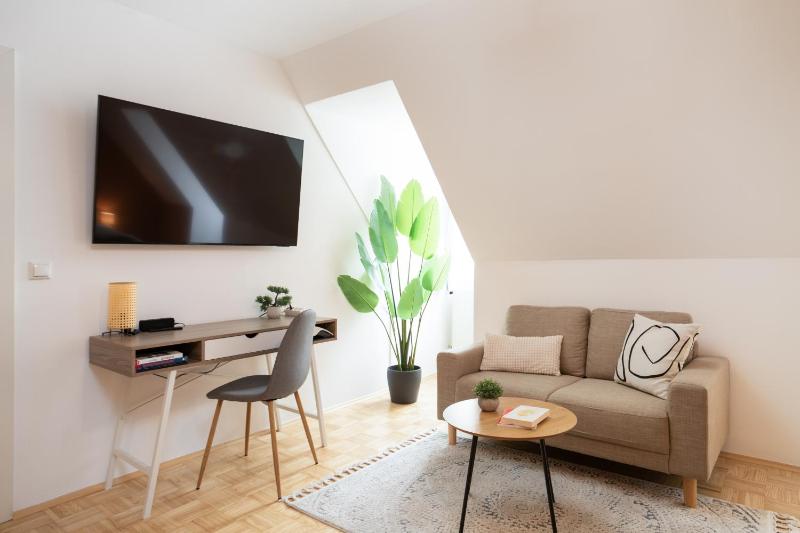 Altstadt Suite Jakominiplatz - 2BR Lift & Free Parking by HERO HOMES Graz - image 2