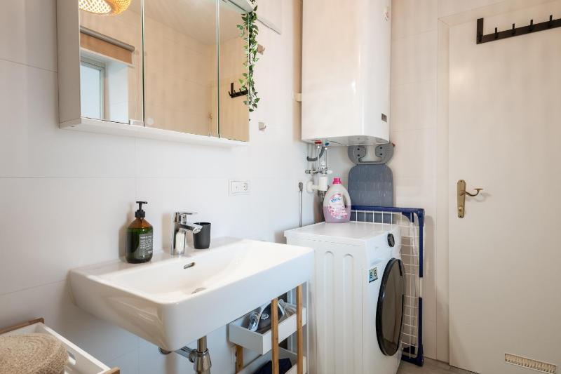 Altstadt Suite Jakominiplatz - 2BR Lift & Free Parking by HERO HOMES Graz - image 9