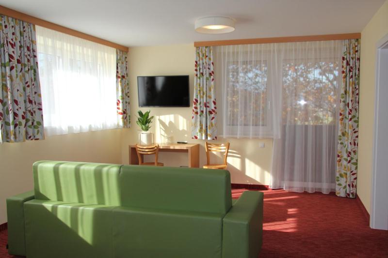 Family Room (2 Adults + 2 Children) image 3