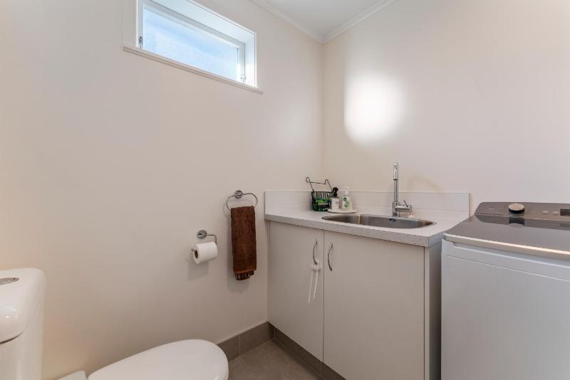 Waterside Bliss - Taupo Holiday Home - image 22