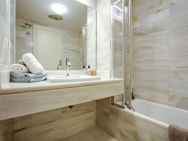 Beachside Apartment with Pool - image 21