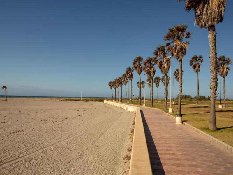 Beachside Apartment with Pool - image 36