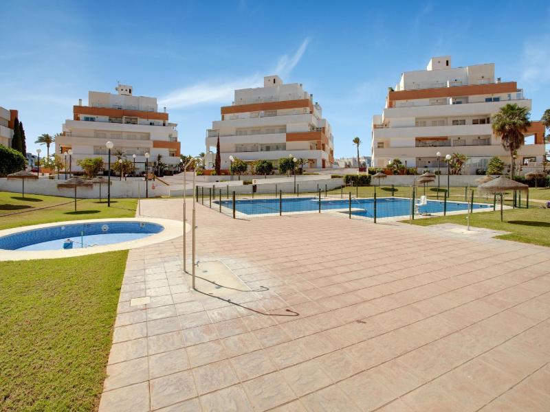 Beachside Apartment with Pool - image 11
