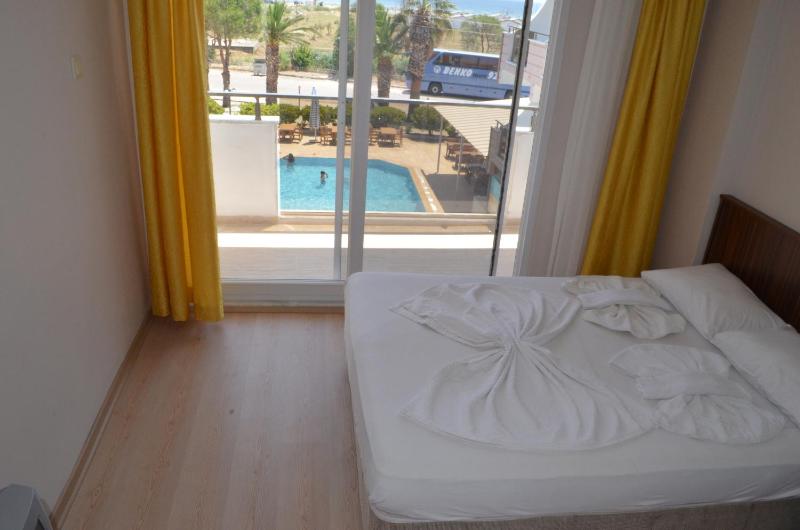 Double Room with Pool View image 4