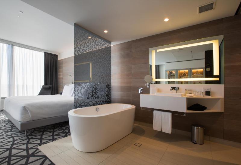 Deluxe King Room image 3