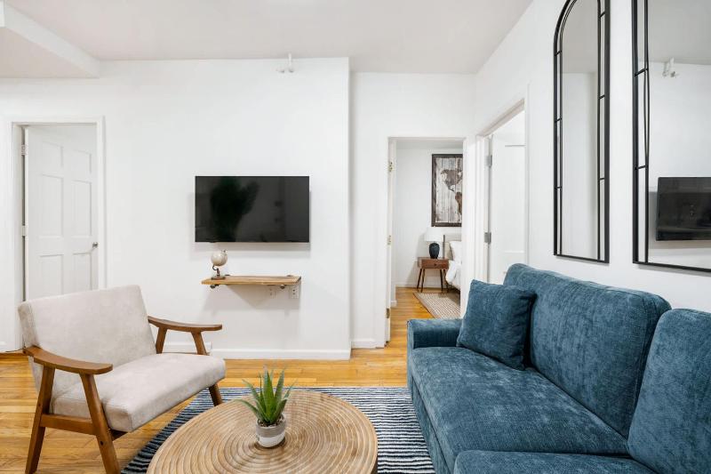 109-1 Huge 3BR Best Value Amazing NYC Apt - image 3
