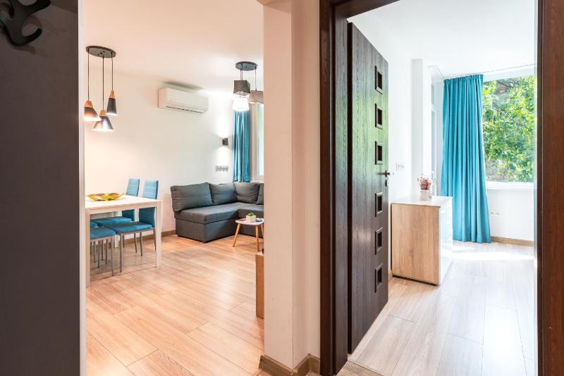 Modern and Cozy 1BDR Apartment in the City Center - image 13