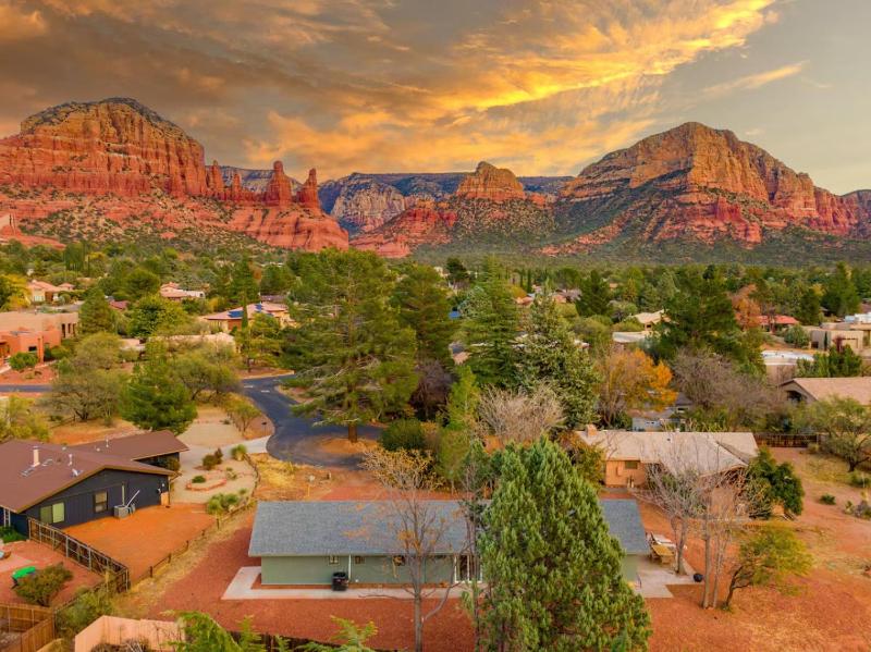 Sedona Chapel Escape with Private Hot Tub and Views - image 16
