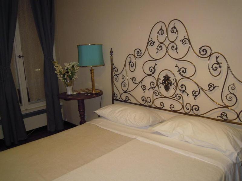 Large Double Room with Private Bathroom image 4