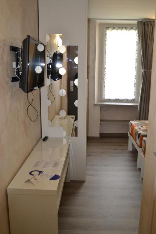 Twin Room with Shower image 3