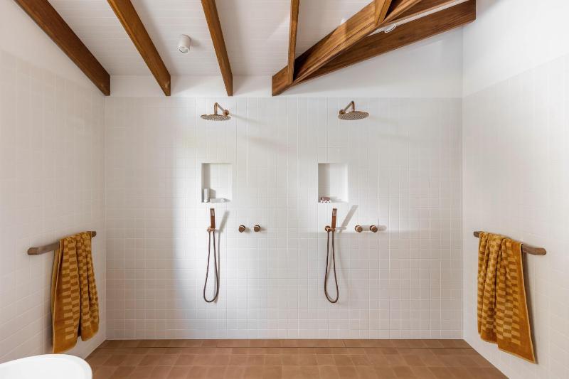 Blackbutt House - Luxe Retreat With Pool and Sauna - image 4