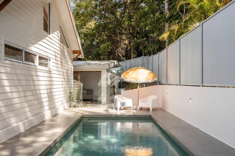Blackbutt House - Luxe Retreat With Pool and Sauna - image 9