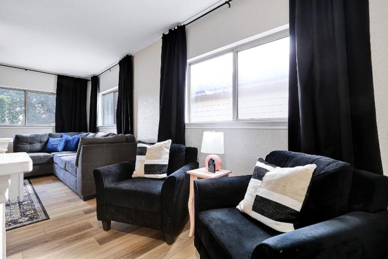 Sleeps 18 Family and Friends Vacation Home - image 48
