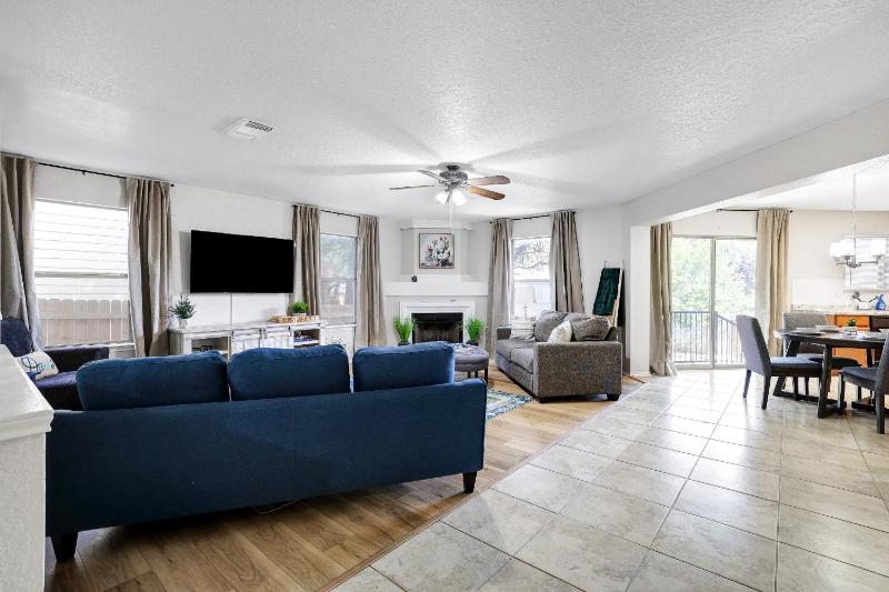 Sleeps 18 Family and Friends Vacation Home - image 43
