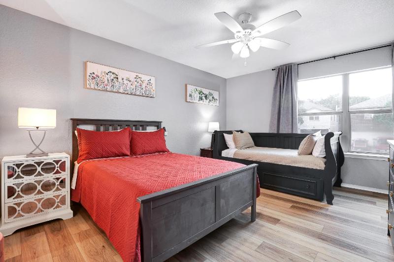 Sleeps 18 Family and Friends Vacation Home - image 13