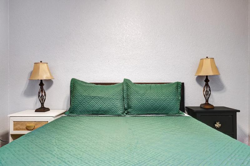 Sleeps 18 Family and Friends Vacation Home - image 3