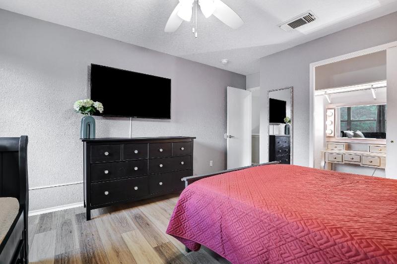 Sleeps 18 Family and Friends Vacation Home - image 23