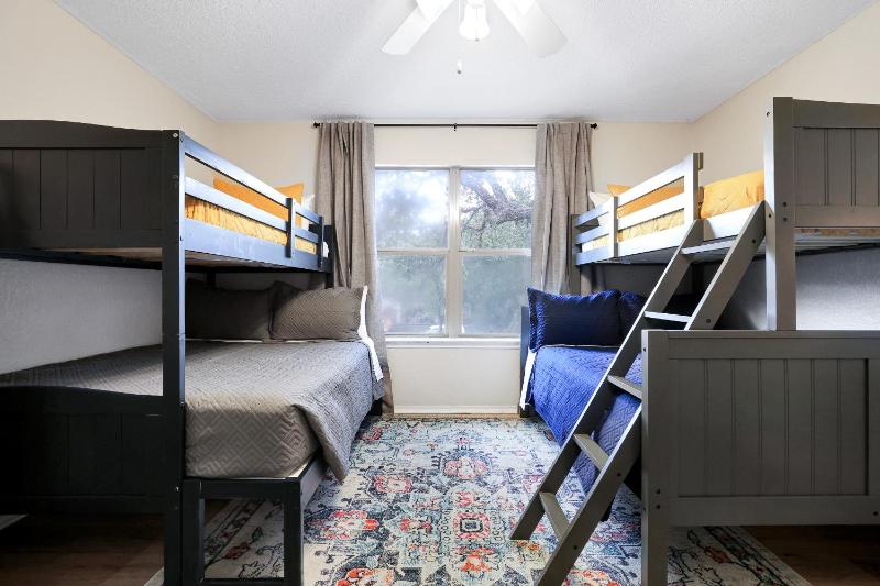Sleeps 18 Family and Friends Vacation Home - image 40