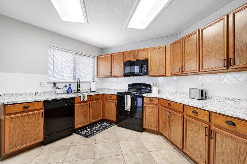 Sleeps 18 Family and Friends Vacation Home - image 26