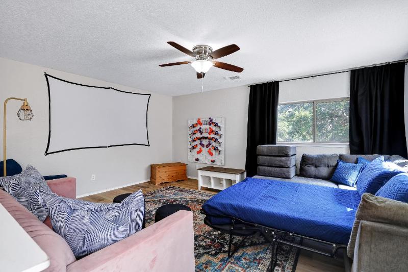 Sleeps 18 Family and Friends Vacation Home - image 28