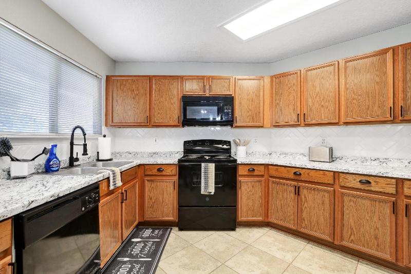 Sleeps 18 Family and Friends Vacation Home - image 11
