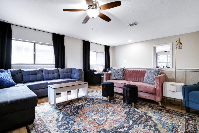Sleeps 18 Family and Friends Vacation Home - image 24