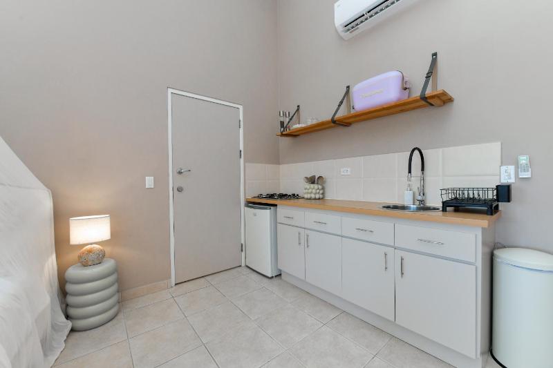 Moderne studio Sun dichtbij de zee met zwembad - image 24
