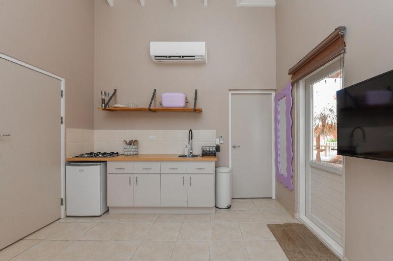 Moderne studio Sun dichtbij de zee met zwembad - image 8